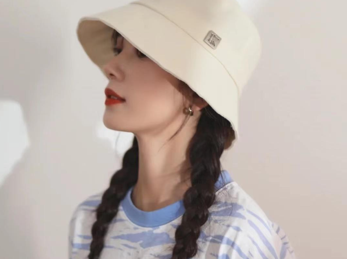 渔夫帽的时尚佩戴指南：这样戴更出彩